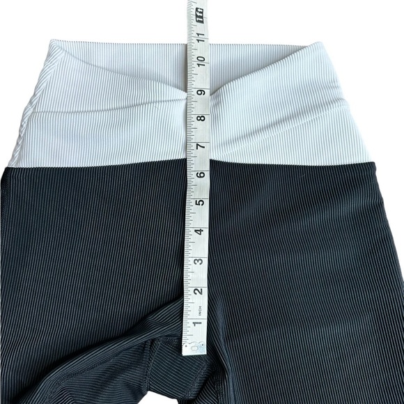 Beach Riot CORA BIKE SHORT BLACK & WHITE - Picture 5 of 6